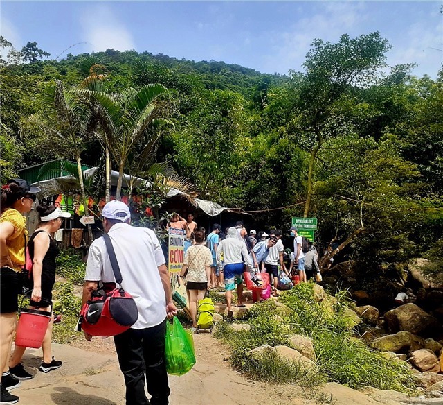 Trong ngày 16/7, điểm du lịch sinh thái Lựng Xanh đón 1.500 lượt khách tham quan