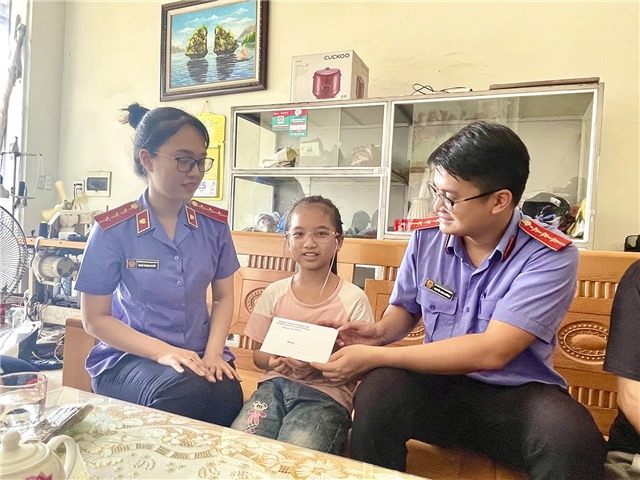 Chi đoàn Thanh niên Viện Kiểm sát Nhân dân thành phố 32Win12 com tại tài khoản trao quà hỗ trợ đỡ đầu trẻ em có hoàn cảnh khó khăn 