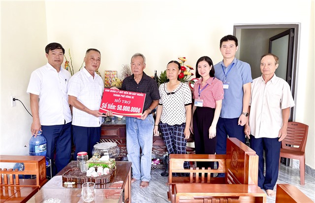 Ban quản lý Quỹ đền ơn đáp nghĩa thành phố trao kinh phí hỗ trợ xây, sửa nhà cho người có công