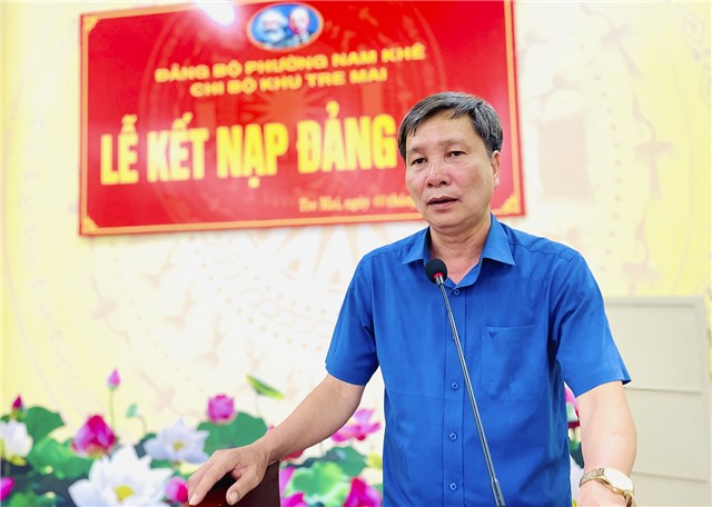 Phó Chủ tịch Thường trực UBND thành phố Nguyễn Văn Thành dự Lễ kết nạp đảng viên và sinh hoạt chi bộ tại khu Tre Mai, phường Nam Khê