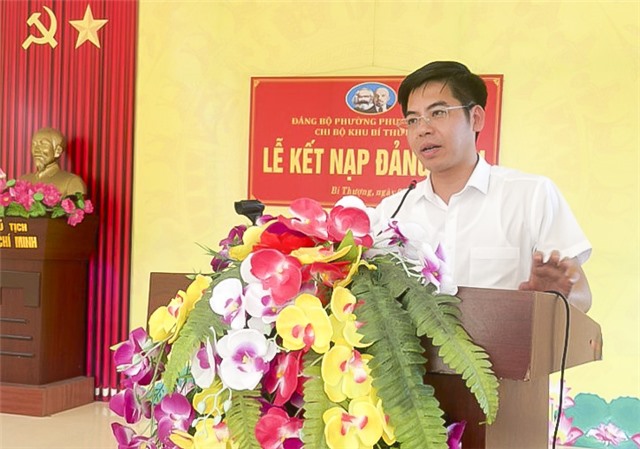 Phó Chủ tịch UBND thành phố Nguyễn Đức Hoà dự Lễ kết nạp đảng viên và sinh hoạt Chi bộ tại khu Bí Thượng, phường Phương Đông
