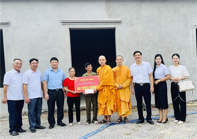 Trao kinh phí hỗ trợ các công trình xoá nhà ở tạm, nhà ở dột nát trên địa bàn phường Phương Nam