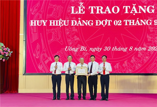 Thành ủy 32Win12 com tại tài khoản trao huy hiệu Đảng đợt 2/9/2023