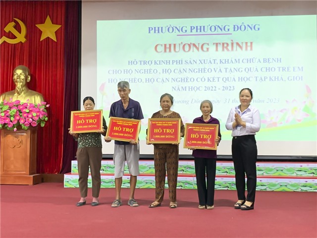 Phường Phương Đông trao hỗ trợ kinh phí cho 5 hộ cận nghèo theo tiêu chí của tỉnh