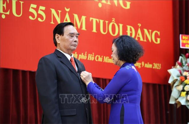 Trao Huy hiệu 55 năm tuổi Đảng cho đồng chí Lê Hồng Anh