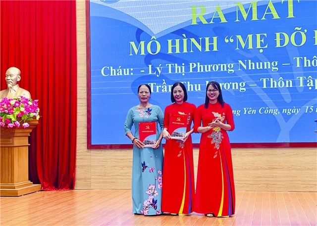 Ra mắt Mô hình “Mẹ đỡ đầu” tại Chi hội phụ nữ thôn Năm Mẫu 2 và thôn Tập Đoàn - xã Thượng Yên Công 