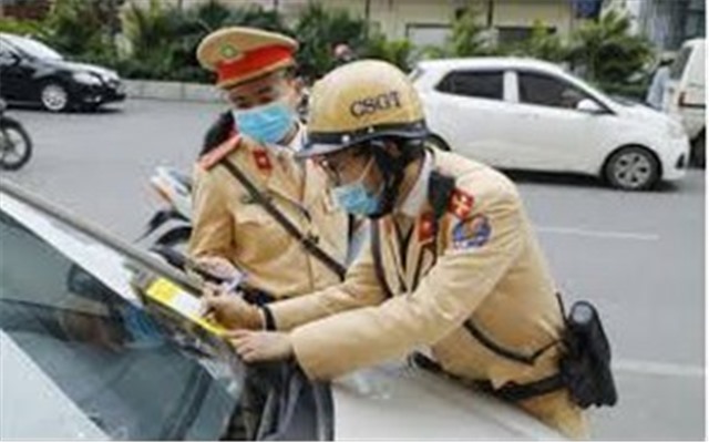 Xuất trình bằng lái xe trên ứng dụng VNeID có được không?