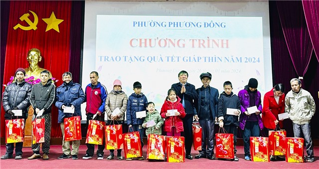 Phường Phương Đông trao 170 suất quà Tết từ nguồn xã hội hóa