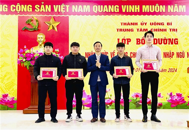 Bế giảng Lớp bồi dưỡng nhận thức về Đảng cho công dân nhập ngũ năm 2024