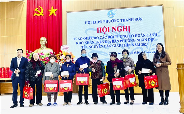 Phường Thanh Sơn trao 141 suất quà Tết cho đối tượng chính sách, hộ cận nghèo, hộ có hoàn cảnh khó khăn trên địa bàn 