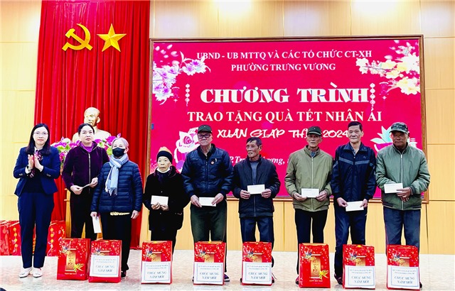 Phường Trưng Vương trao quà Tết nhân ái Xuân Giáp Thìn 2024