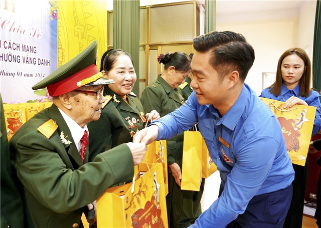 Đoàn TNCS Công ty CP than Vàng Danh trao 100 suất quà Tết cho các đối tượng chính sách tại phường Vàng Danh