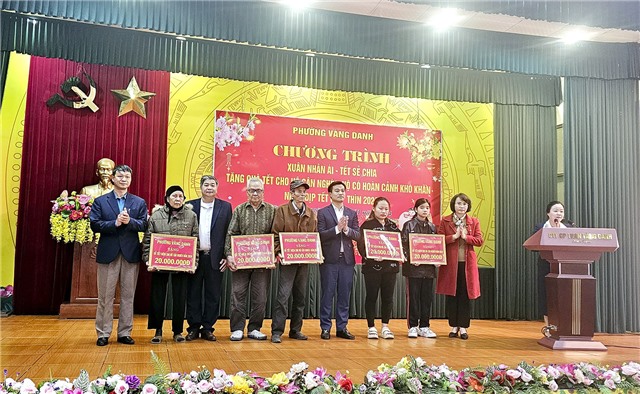 Phường Vàng Danh tổ chức trao 169 suất quà Tết cho hộ cận nghèo, hộ có hoàn cảnh khó khăn nhân dịp Tết Nguyên đán Giáp Thìn năm 2024