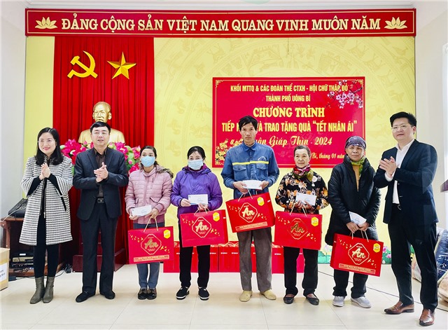 Tặng 100 suất quà Tết cho hội viên, phụ nữ và trẻ em có hoàn cảnh khó khăn