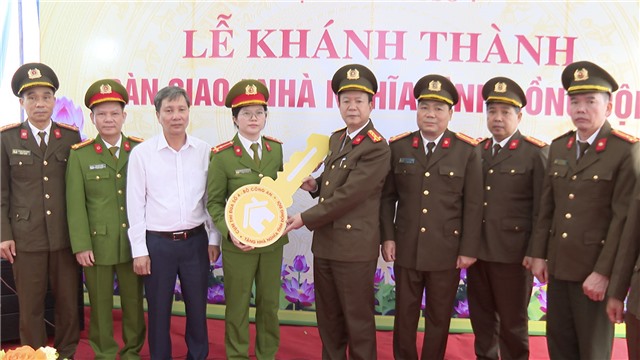 Cụm thi đua số 4 - Bộ Công an khánh thành và bàn giao nhà Nghĩa tình đồng đội tại thành phố 32Win12 com tại tài khoản