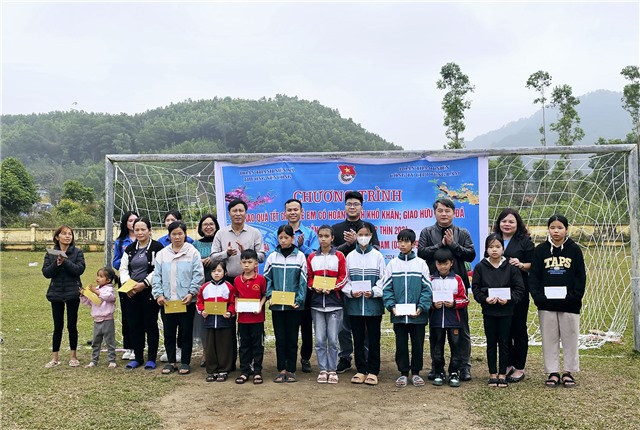 Đoàn Thanh niên xã Thượng Yên Công trao quà Tết cho trẻ em có hoàn cảnh khó khăn và giao hữu bóng đá