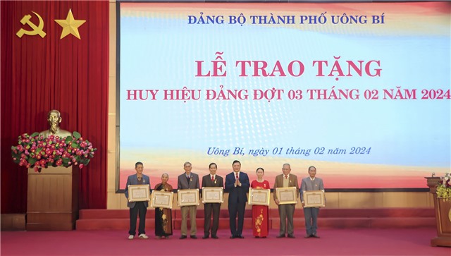 96 đồng chí Đảng viên được trao Huy hiệu Đảng đợt 3/2