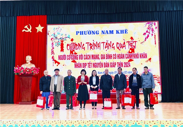Phường Nam Khê trao quà Tết cho đối tượng chính sách, người có công, gia đình có hoàn cảnh khó khăn nhân dịp Tết Nguyên đán Giáp Thìn 2024