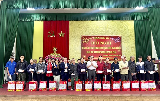 Phường Phương Nam trao quà Tết nhân ái Xuân Giáp Thìn 2024