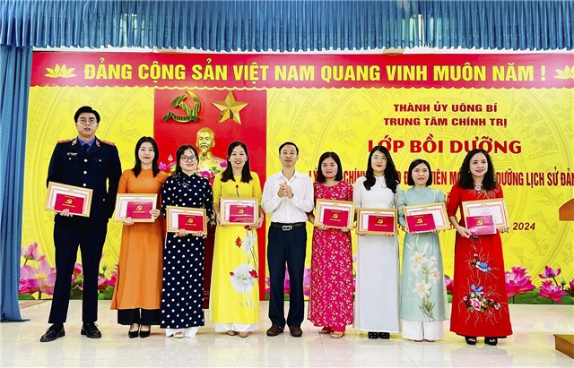 Bế giảng Lớp bồi dưỡng lý luận chính trị cho Đảng viên mới và Lớp bồi dưỡng Lịch sử Đảng, khoá 2 năm 2024