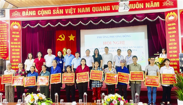 Phường Phương Đông trao kinh phí hỗ trợ hộ cận nghèo năm 2024