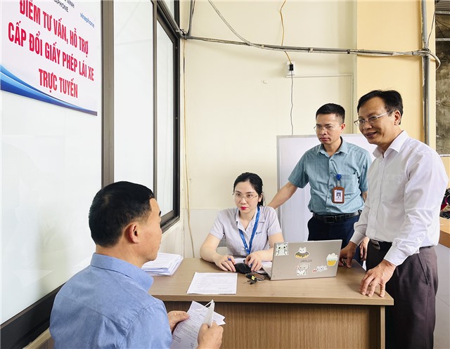 Người dân đến Trung tâm Y tế thành phố làm thủ tục cấp đổi giấy phép lái xe