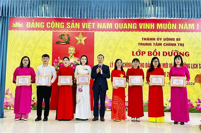 Bế giảng Lớp bồi dưỡng lý luận chính trị cho Đảng viên mới và Lớp bồi dưỡng Lịch sử Đảng, khoá 1 năm 2024