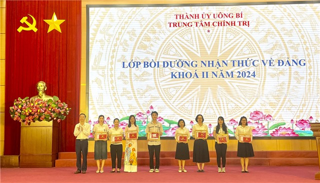 Bế giảng Lớp bồi dưỡng nhận thức về Đảng khóa 2 năm 2024