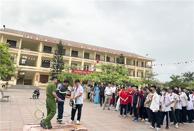 Chuyên đề ngoại khóa “Giáo dục kỹ năng sống; kỹ năng phòng cháy, chữa cháy cho học sinh thông qua giờ học giáo dục công dân lớp 8”