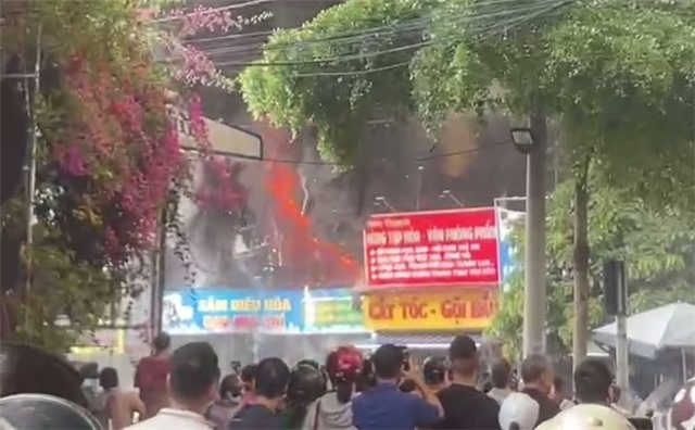 Cháy lớn siêu thị điện máy ở Sơn La