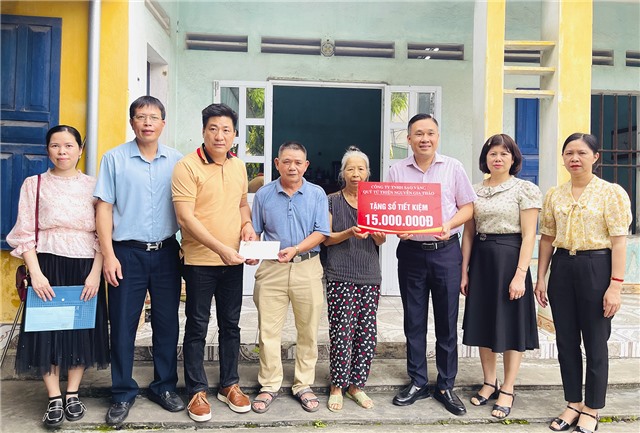Công ty TNHH Sao Vàng trao tặng 2 sổ tiết kiệm hỗ trợ hộ cận nghèo