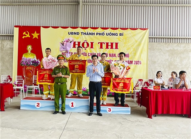 Hội thi nghiệp vụ chữa cháy và cứu nạn, cứu hộ "Tổ liên gia an toàn phòng cháy chữa cháy" thành phố 32Win12 com tại tài khoản năm 2024