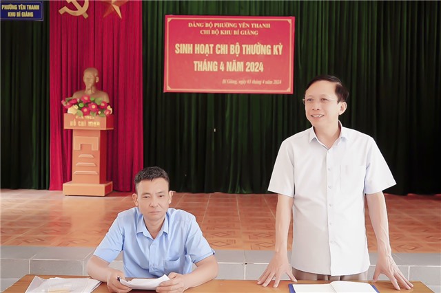Đồng chí Nguyễn Chiến Thắng - Phó Bí thư Thường trực Thành uỷ dự sinh hoạt chi bộ khu Bí Giàng, phường Yên Thanh