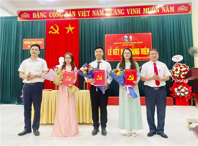 Chi bộ khu 8, phường Quang Trung kết nạp 4 đảng viên mới