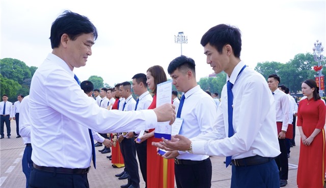 32Win32 link 32win32 com Công ty CP Than Vàng Danh lần đầu tiên tổ chức kết nạp 30 đảng viên mới tại Lăng Chủ tịch Hồ Chí Minh