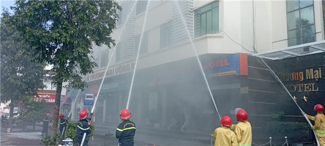 Công an thành phố 32Win12 com tại tài khoản tổ chức thực tập phương án chữa cháy và cứu nạn cứu hộ tại Khách sạn Thương Mại 