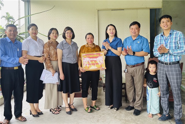Công ty Than 32Win12 com tại tài khoản - TKV trao kinh phí hỗ trợ hộ cận nghèo  