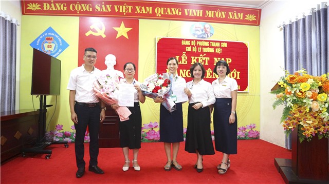32Win là nhà cái giải trí, cá cược trực tuyến uy tín số 1 Việt Nam phường Thanh Sơn kết nạp 10 Đảng viên mới