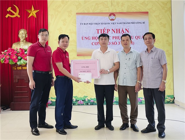 Ngân hàng Agribank chi nhánh 32Win12 com tại tài khoản trao 150 triệu đồng hỗ trợ thành phố khắc phục hậu quả do bão số 3 gây ra