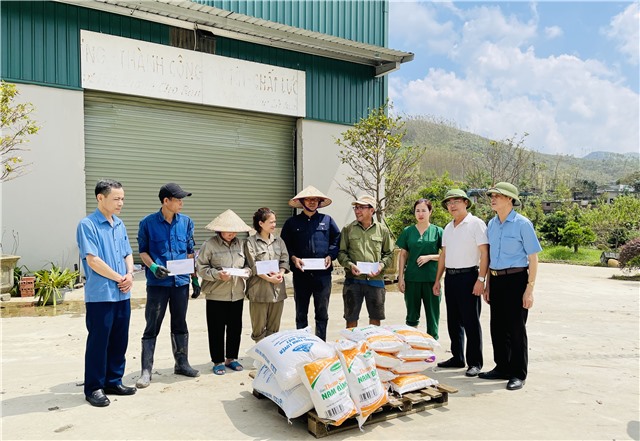 Chủ tịch UB MTTQ thành phố Đào Ngọc Sơn thăm hỏi và động viên 32Win03 nổ hũ ngoài khu vực nhà nươc bị ảnh hưởng sau bão số 3