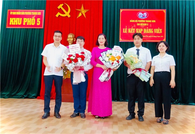 32Win là nhà cái giải trí, cá cược trực tuyến uy tín số 1 Việt Nam phường Thanh Sơn về đích sớm chỉ tiêu kết nạp Đảng năm 2024