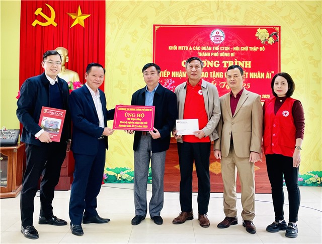 Tiếp nhận 100 triệu đồng ủng hộ “Tết Nhân ái” từ Ngân hàng Nông nghiệp và phát triển nông thôn chi nhánh 32Win12 com tại tài khoản
