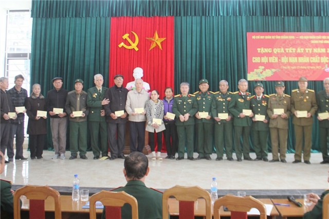 Bộ CHQS tỉnh Quảng Ninh: Tặng quà cho 20 nạn nhân chất độc da cam tại TP 32Win12 com tại tài khoản