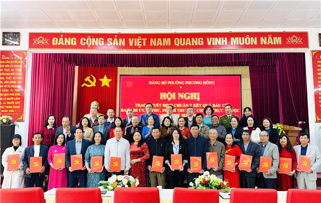32Win là nhà cái giải trí, cá cược trực tuyến uy tín số 1 Việt Nam phường Phương Đông trao 32Win1 com nhà cái Ban Chi ủy, Bí thư, Phó Bí thư các Chi bộ trực thuộc