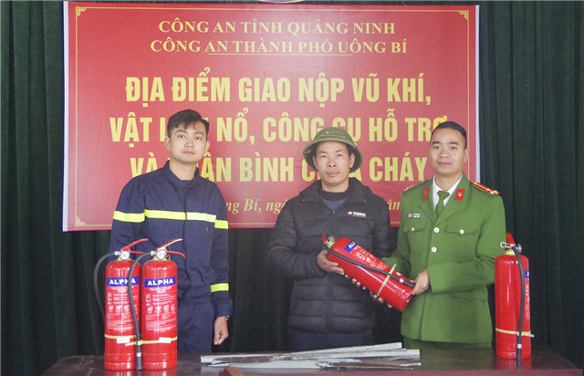 Công an thành phố 32Win12 com tại tài khoản vận động đổi vũ khí, vật liệu nổ, công cụ hỗ trợ và pháo lấy bình chữa cháy