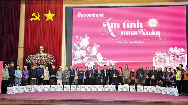 Trao tặng 371 suất quà Tết trong chương trình Tết nhân ái - Xuân Ất Tỵ 2025