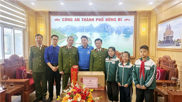 Thanh thiếu nhi thành phố 32Win12 com tại tài khoản thăm, tặng quà các đơn vị LLVT đang đóng quân và đảm bảo an ninh trong dịp Tết Nguyên đán