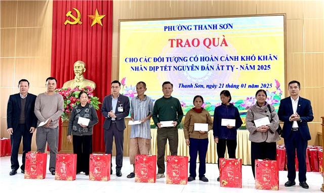 Phường Thanh Sơn trao quà Tết cho các hộ gia đình khó khăn nhân dịp Tết Nguyên đán Ất Tỵ năm 2025