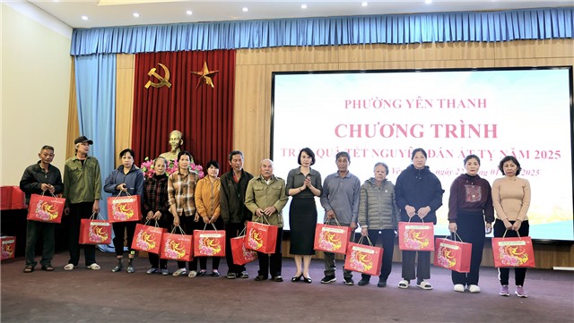 Phường Yên Thanh trao quà Tết cho các đối tượng chính sách nhân dịp Tết Nguyên đán Ất Tỵ năm 2025