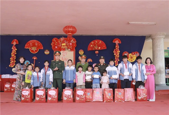 Trung đoàn CSCĐ Đông Bắc trao tặng 60 suất quà Tết cho người có công, đối tượng chính sách, người có hoàn cảnh khó khăn